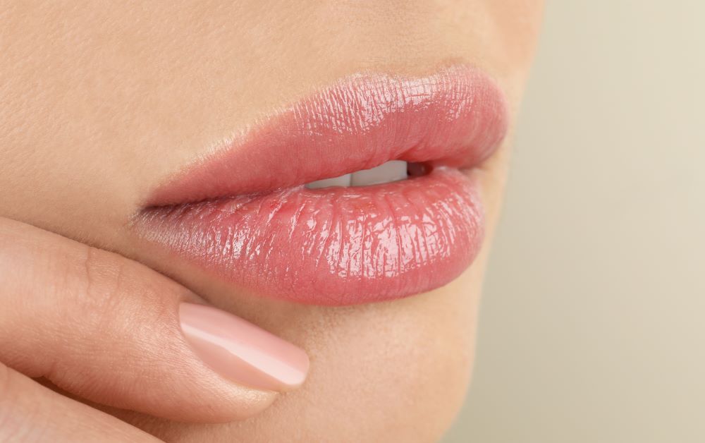 What helps against torn corners of the mouth?